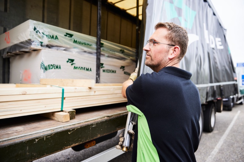 Miedema-medewerker laadt Miedema-verpakt plaatmateriaal en vurenhout in de vrachtwagen
